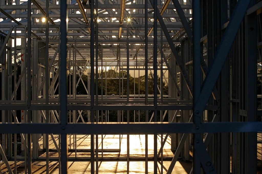 Forgez l'avenir avec nos structures en métal, conçues pour élancer le ciel. Nos charpentes métalliques sont synonymes de résistance et d'élégance. ERED Construction Algérie